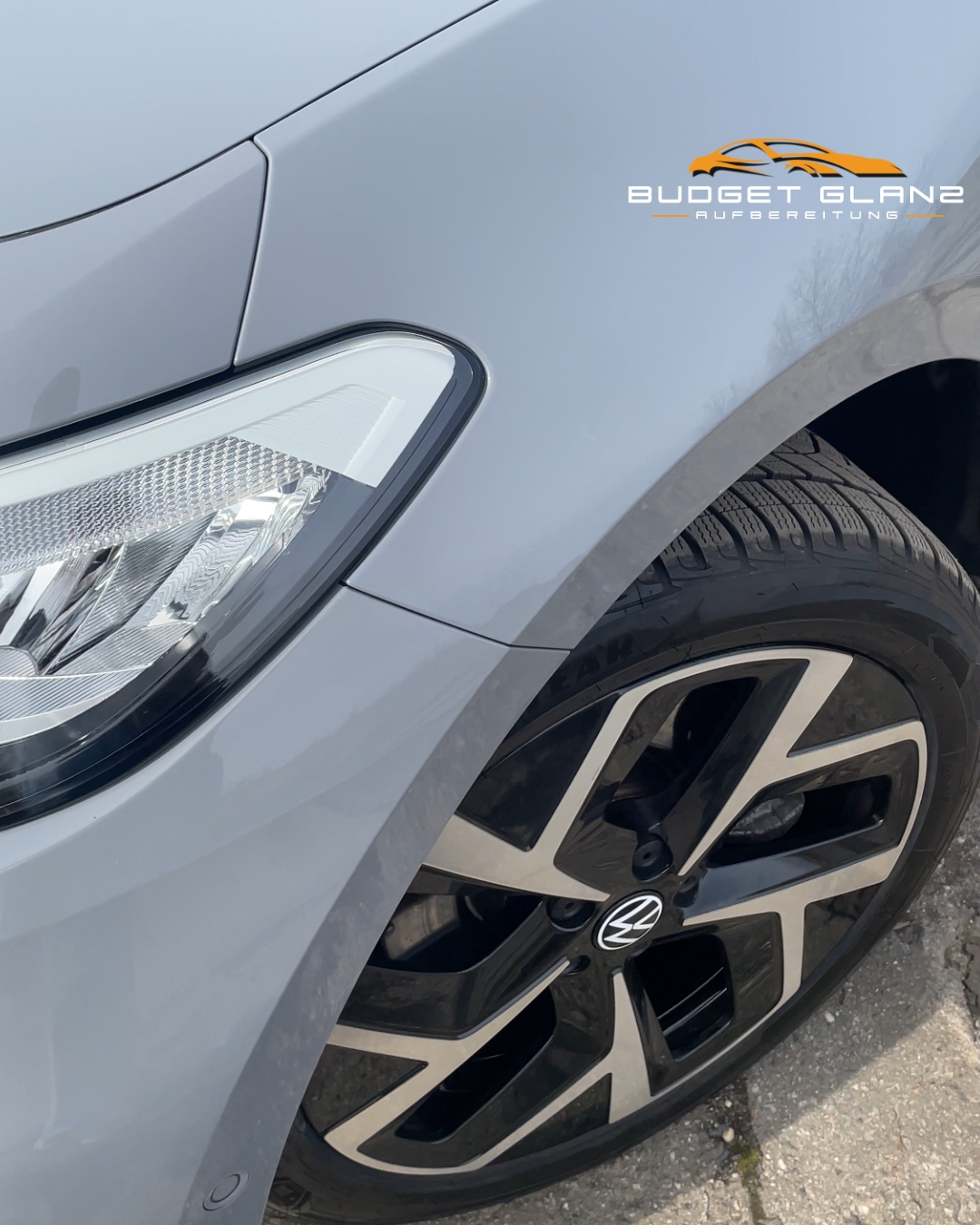 Grauer Pkw mit sportlichem Design und stylischen Felgen.